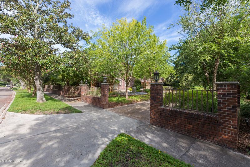 913 Sorrento Rd, Jacksonville, FL 32207