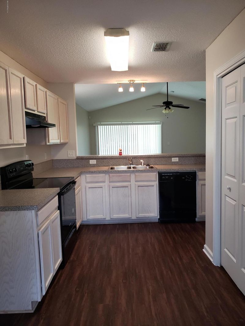 9342 Daniels Mill Dr, Jacksonville, FL 32244