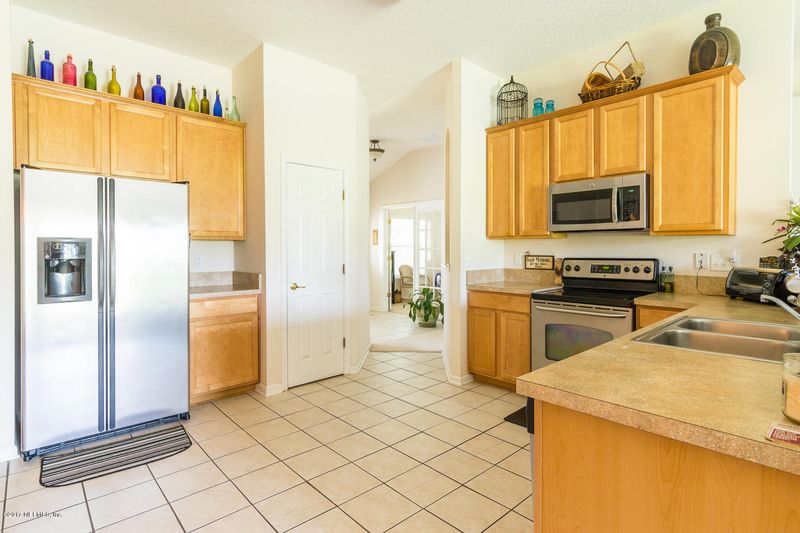 9373 Prosperity Lake Dr, Jacksonville, FL 32244
