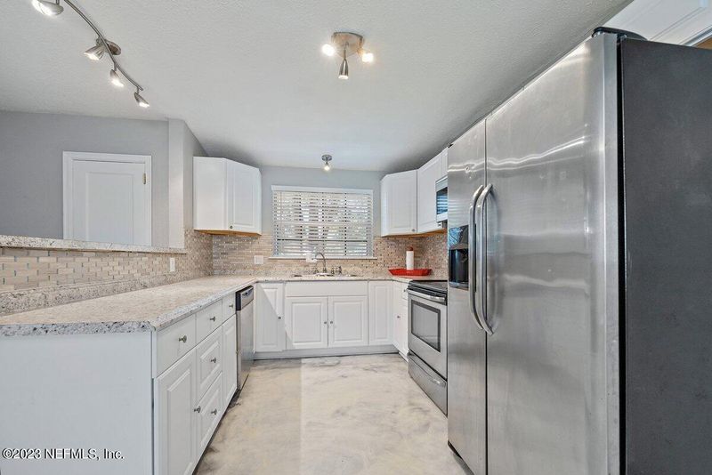 949 Ibis Rd, Jacksonville, FL 32216