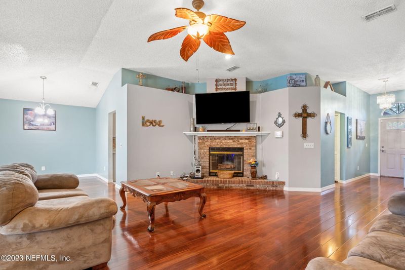 9617 Mayville Dr E, Jacksonville, FL 32222