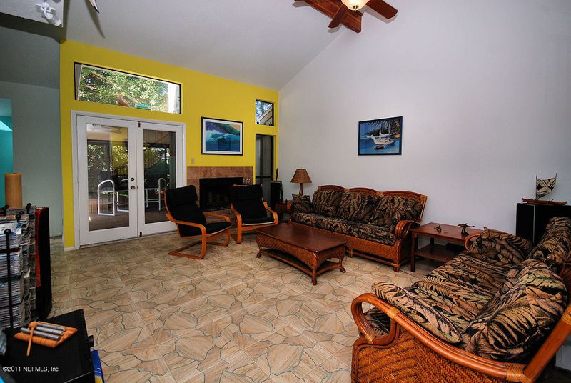 980 Parkside Dr, Atlantic Beach, FL 32233