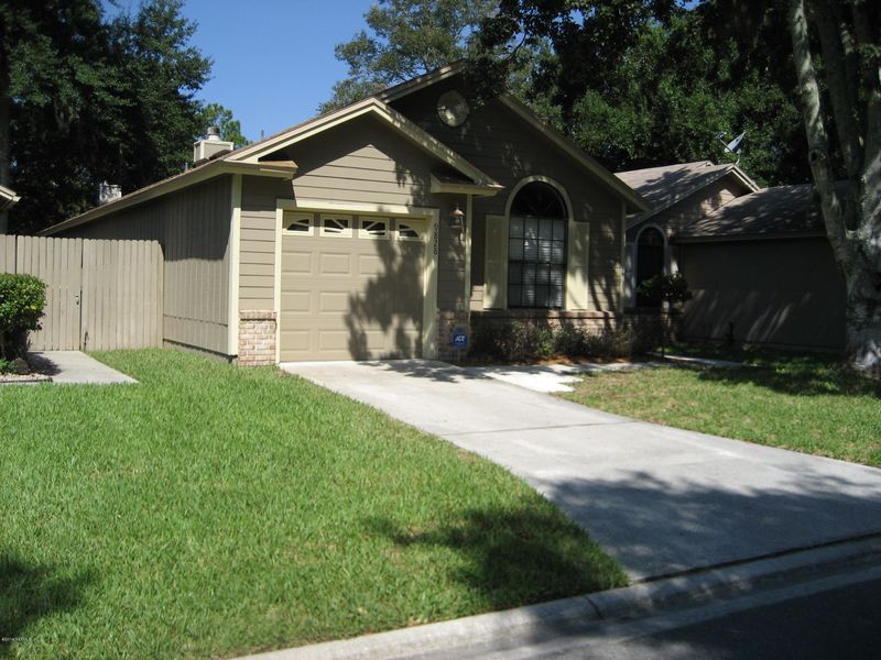 9828 Paddlewheel Dr W, Jacksonville, FL 32257