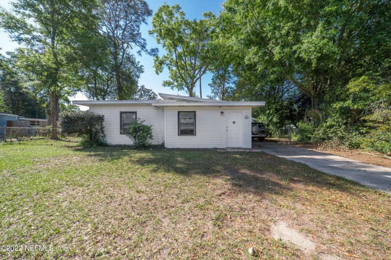 9842 Eve Dr N, Jacksonville, FL 32246