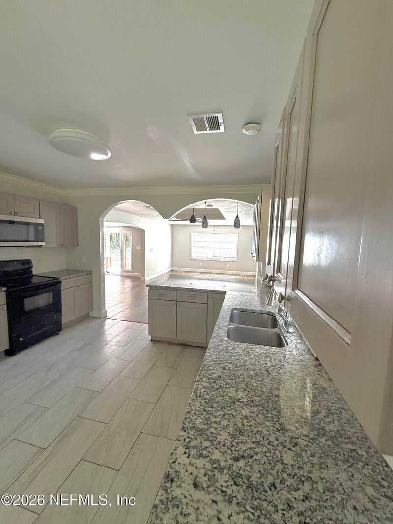 10565 Bessent Rd N, Jacksonville, FL 32218