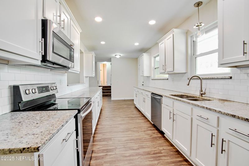 10568 Lake View Rd E, Jacksonville, FL 32225