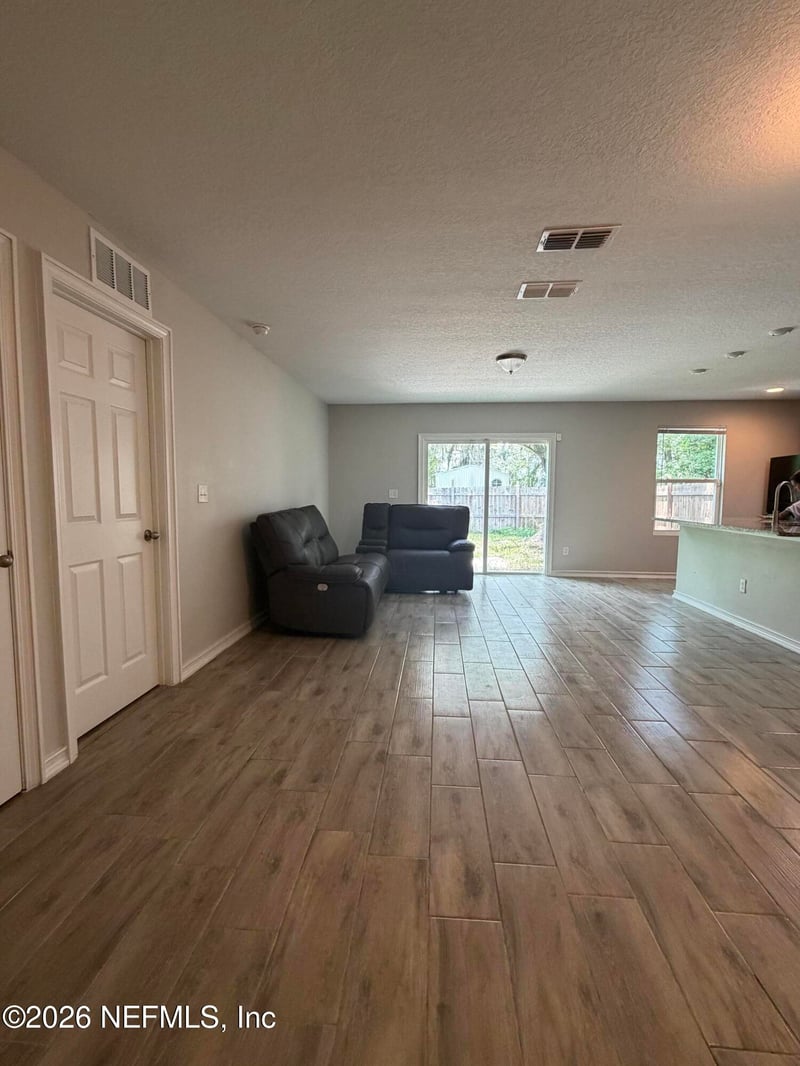 11126 Pine St, Jacksonville, FL 32218