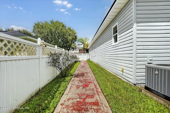 11518 Brian Lakes Dr N, Jacksonville, FL 32221
