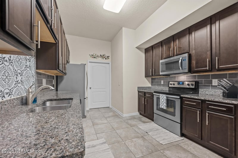 131 Burnett Ct #101, St Johns, FL 32259
