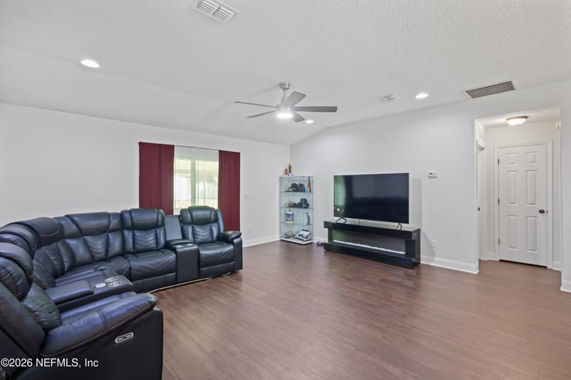 1350 River Hills Cir E, Jacksonville, FL 32211