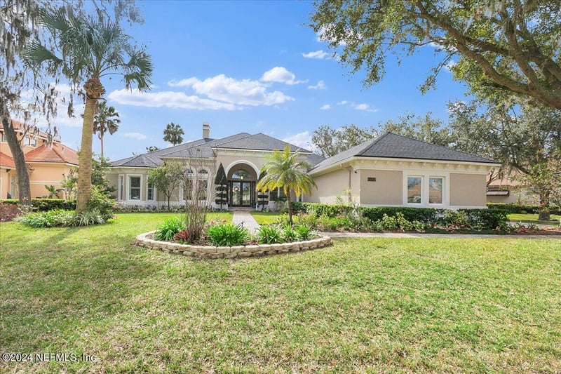 13702 Saxon Lake Dr, Jacksonville, FL 32225