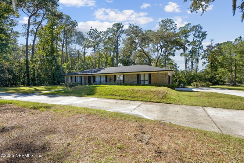 15076 Cape Dr E, Jacksonville, FL 32226