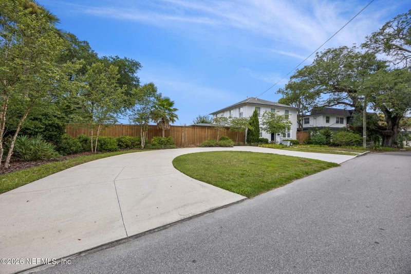 1676 River Rd, Jacksonville, FL 32207