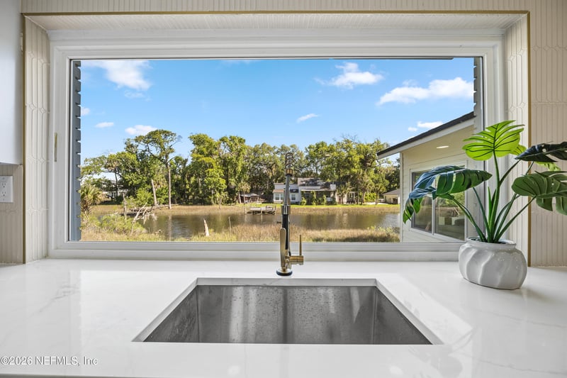 1811 Twelve Oaks Ln N, Neptune Beach, FL 32266