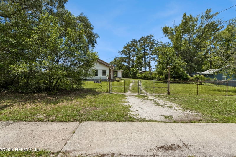1826 Faye Rd, Jacksonville, FL 32218