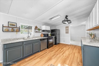 120 Pine St, Satsuma, FL 32189