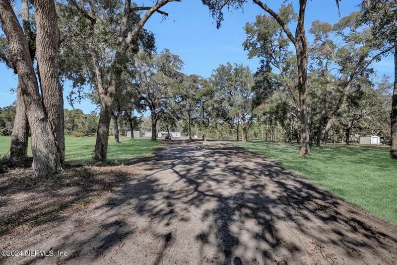 141 Woods Rd, San Mateo, FL 32187