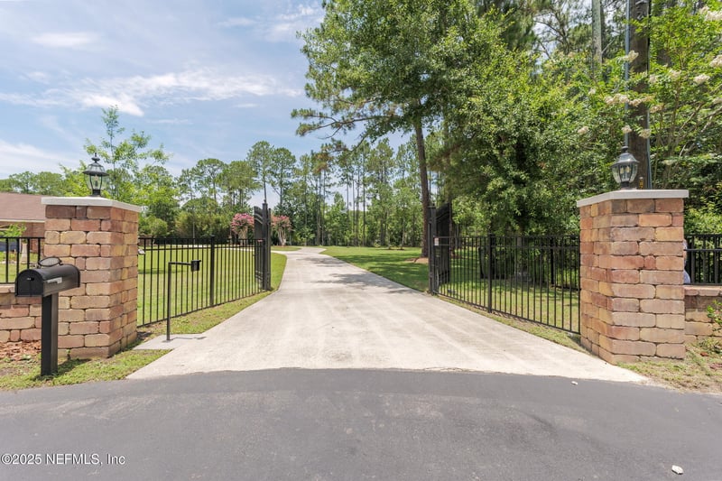 10710 Sky Lark Dr, Jacksonville, FL 32257