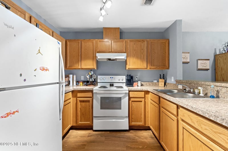 113 Oceangate Dr, Atlantic Beach, FL 32233