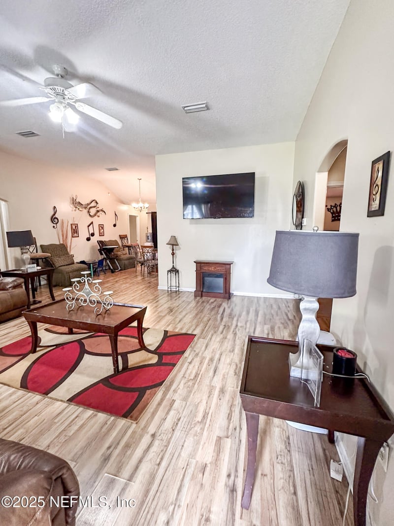 242 Mango Dr, Palatka, FL 32177