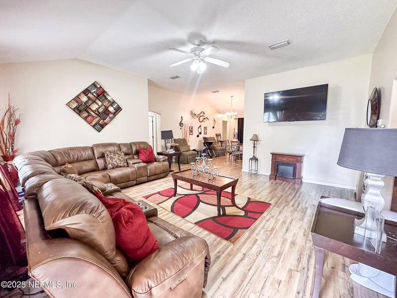 242 Mango Dr, Palatka, FL 32177