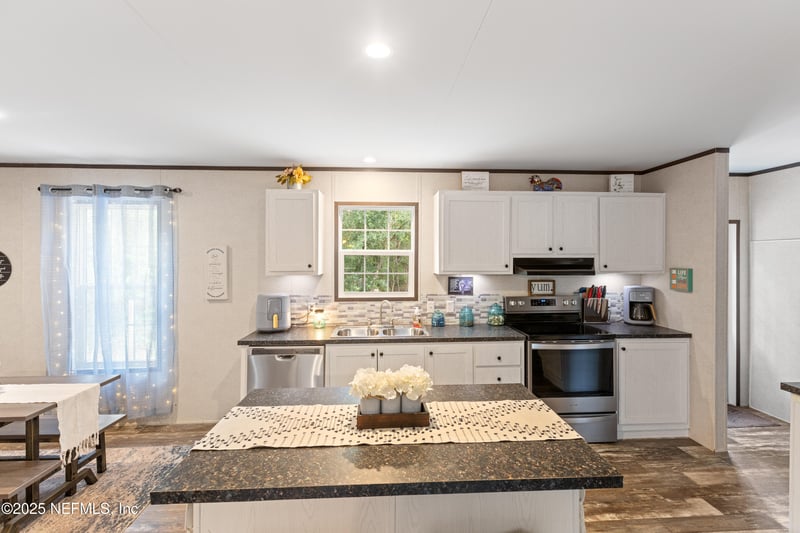 121 Kenny Ln, Florahome, FL 32140