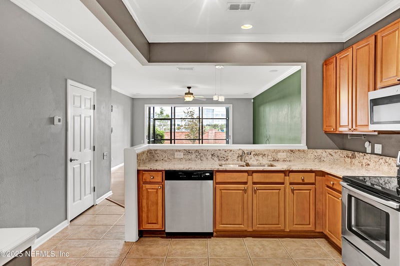 7463 Red Crane Ln, Jacksonville, FL 32256