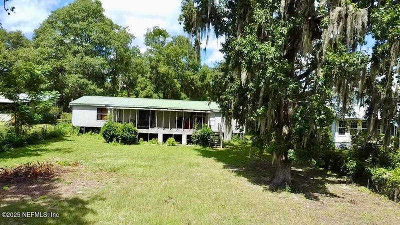 126 Mirror Lake Dr, Interlachen, FL 32148