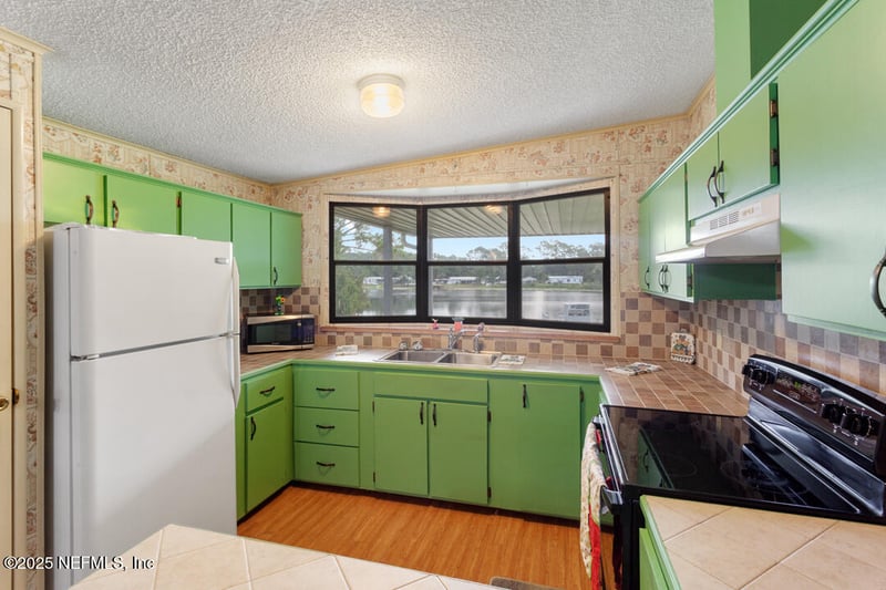 100 Mangels Dr, Interlachen, FL 32148