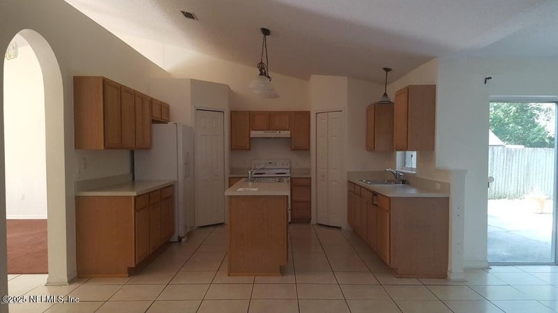 1614 Guardian Dr, Jacksonville, FL 32221