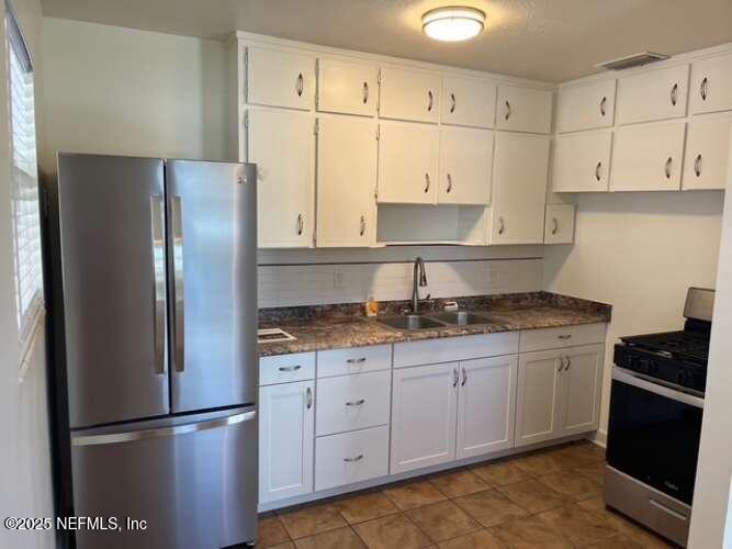 477 Sailfish Dr, Atlantic Beach, FL 32233