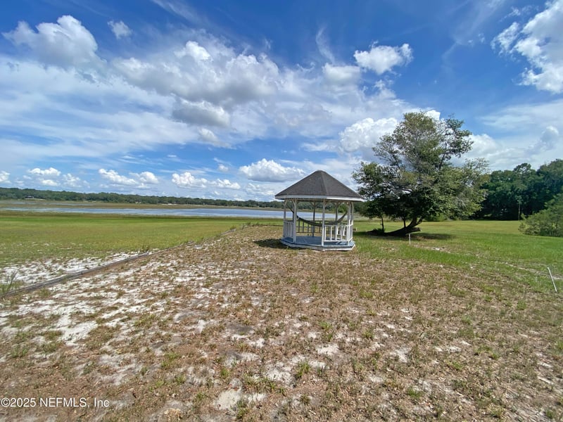 148 Swan Lake Dr, Melrose, FL 32666