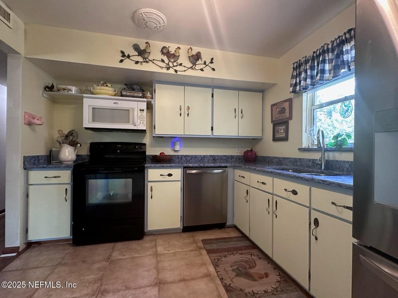 339 Suzanne Dr, Jacksonville, FL 32218