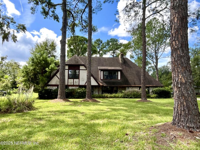 586 Tivoli Dr, St Johns, FL 32259