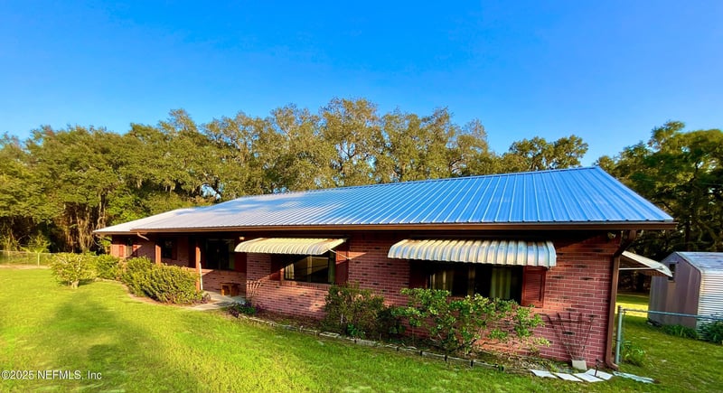 137 Oak Cir, Interlachen, FL 32148