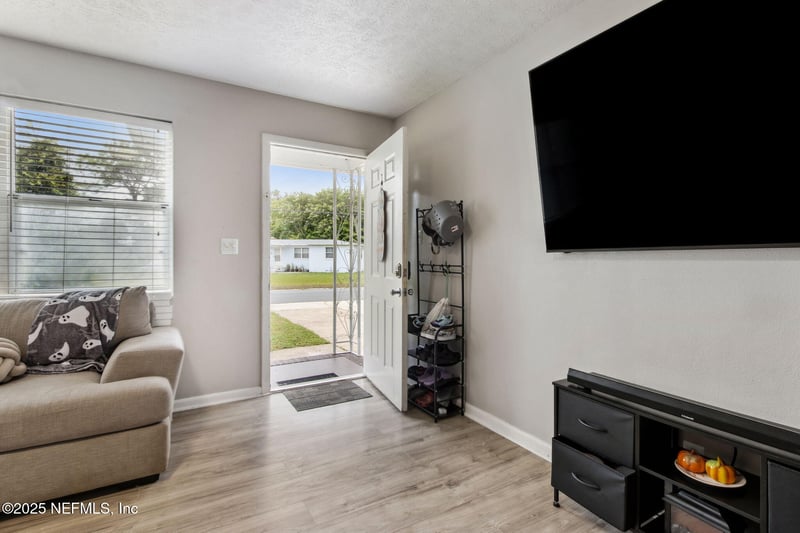 6331 Shady Oak Dr, Jacksonville, FL 32277