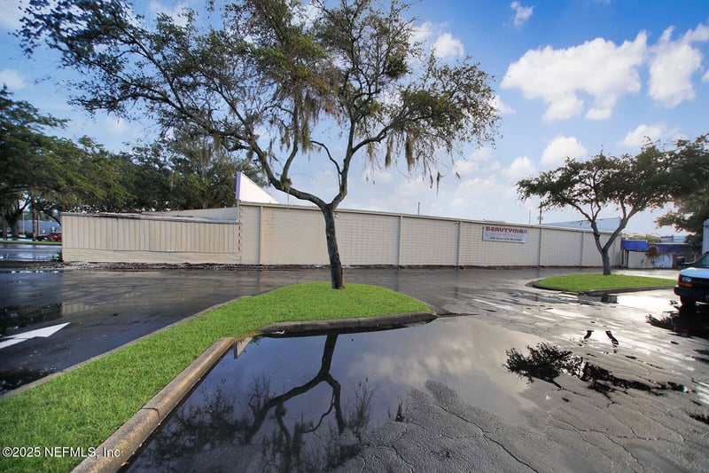 5804 Beach Blvd, Jacksonville, FL 32207