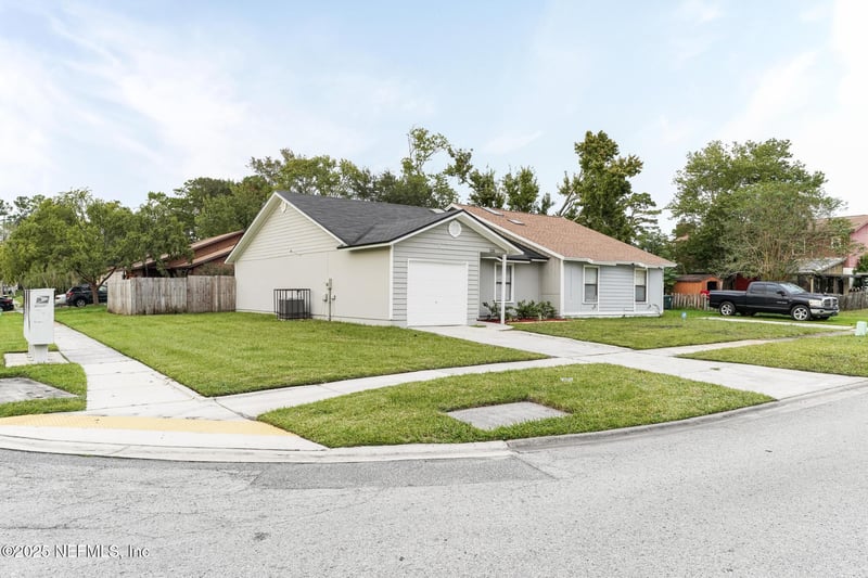 8855 Cavender Dr, Jacksonville, FL 32216