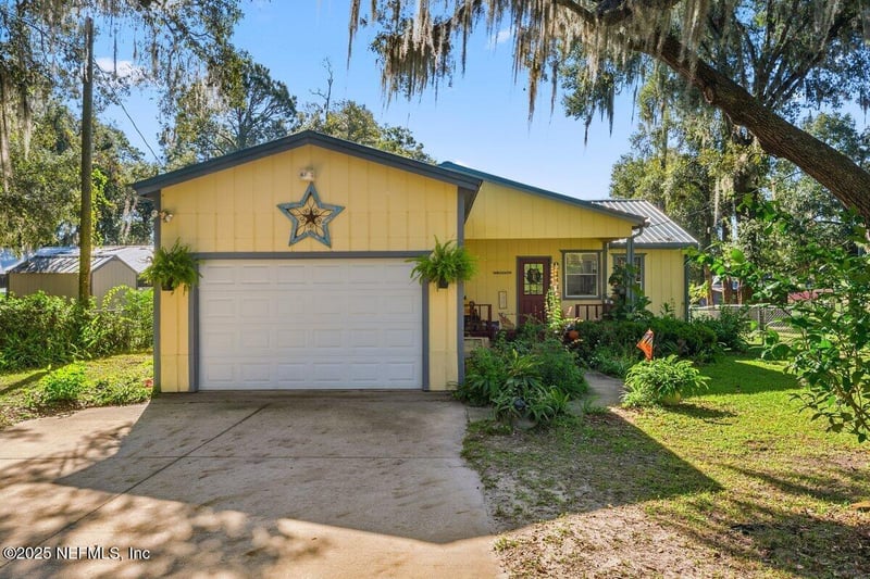 832 Lake Shore Ter, Interlachen, FL 32148