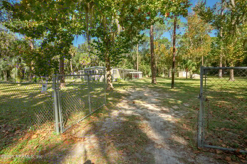 600 Palmetto St, Welaka, FL 32193