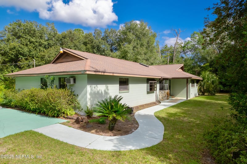 229 Davis Lake Rd, Palatka, FL 32177