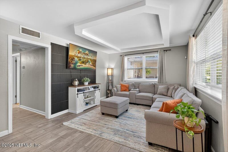 1860 Embassy Dr, Jacksonville, FL 32207