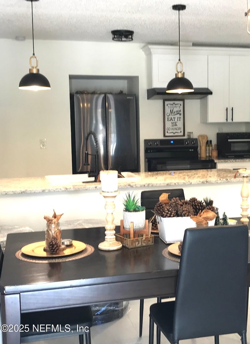 7947 Chateau Dr, Jacksonville, FL 32221