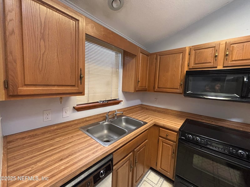 8317 Meadow Bend Ct, Jacksonville, FL 32244