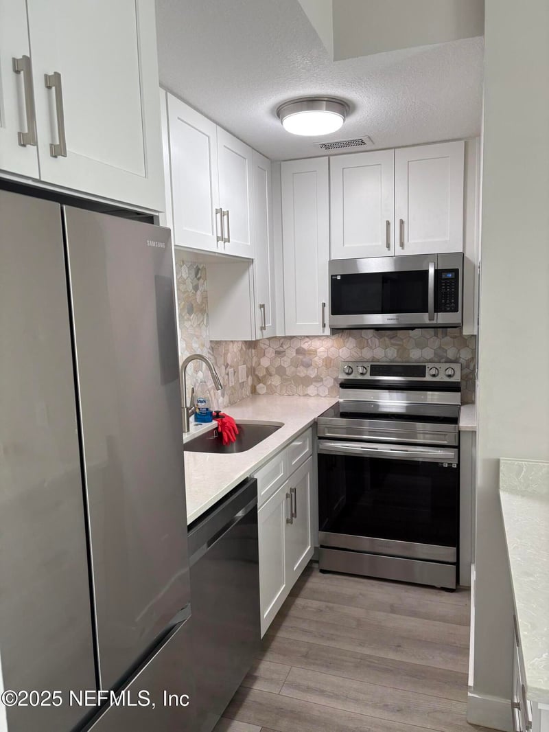 13700 Richmond Park Dr #806, Jacksonville, FL 32224