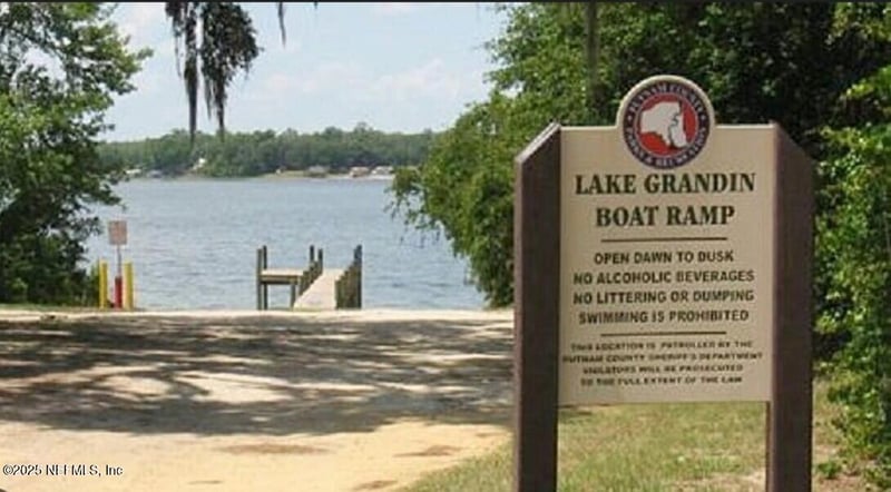 210 Usina Ave, Interlachen, FL 32148