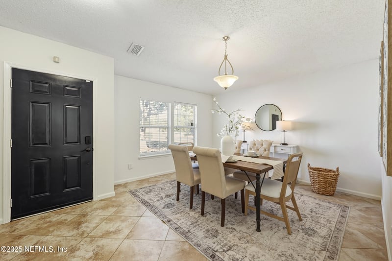 7534 International Village Dr, Jacksonville, FL 32277