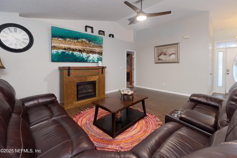 15590 Moss Hollow Dr, Jacksonville, FL 32218