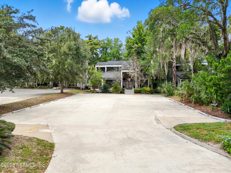 8818 Goodbys Executive Dr, Jacksonville, FL 32217