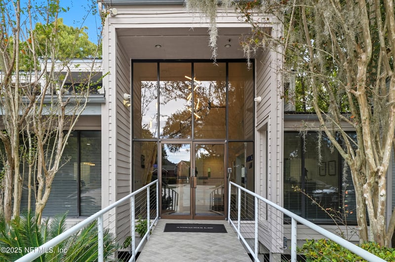 8818 Goodbys Executive Dr, Jacksonville, FL 32217